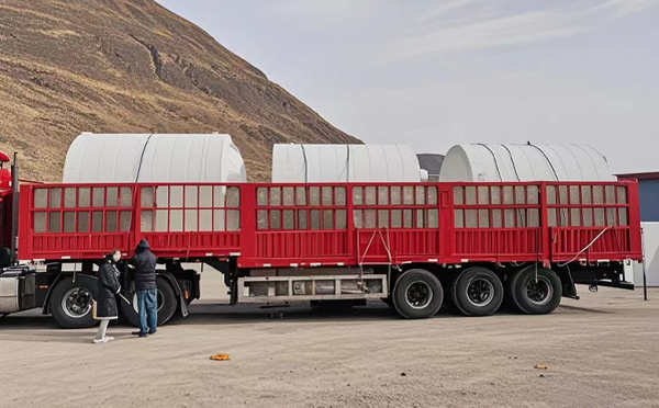 成县塑料桶装车完毕准备运输中