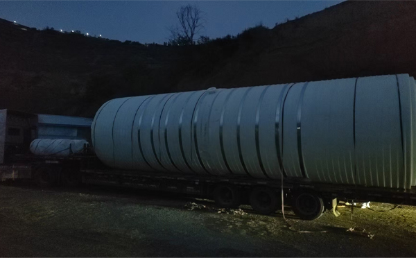 成县圆桶运输途中