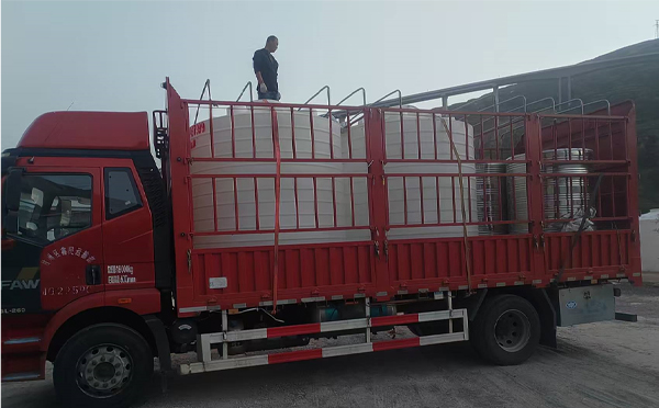 成县立式运输桶安排发货现场